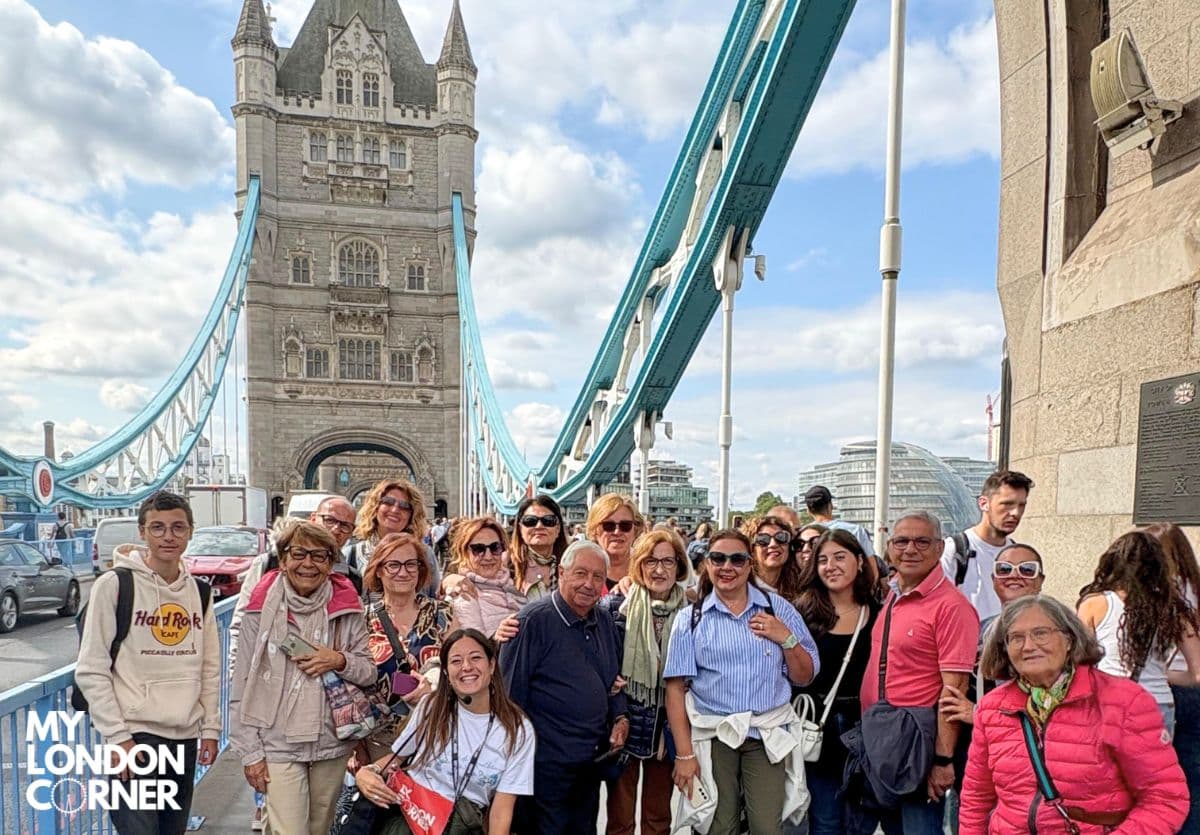 Un gruppo di My London Corner a Tower Bridge